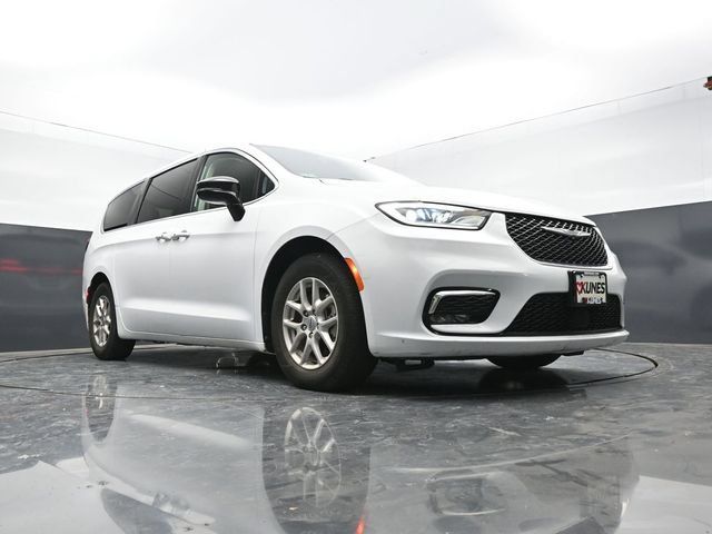 Used 2024 Chrysler Pacifica Touring-L FWD image 40