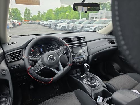 Used 2017 Nissan Rogue SV AWD/4WD image 18
