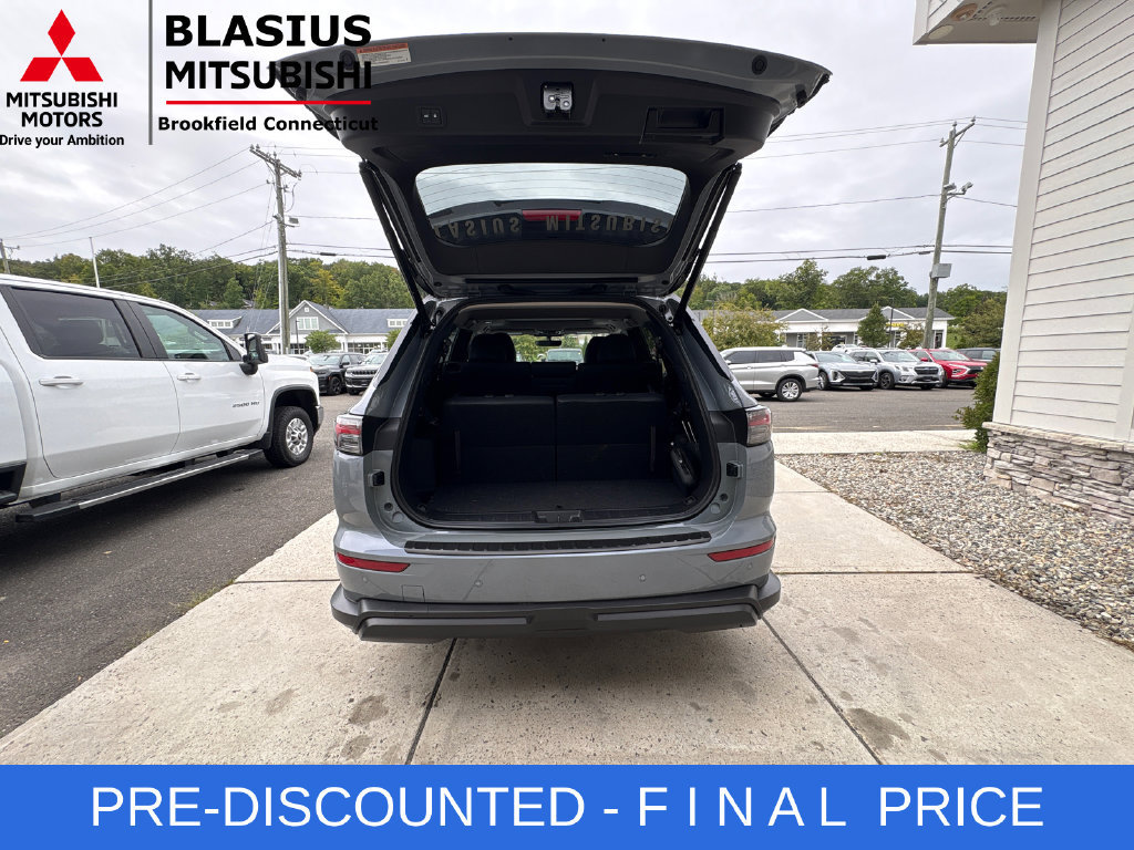 Used 2025 Mitsubishi Outlander AWD image 56
