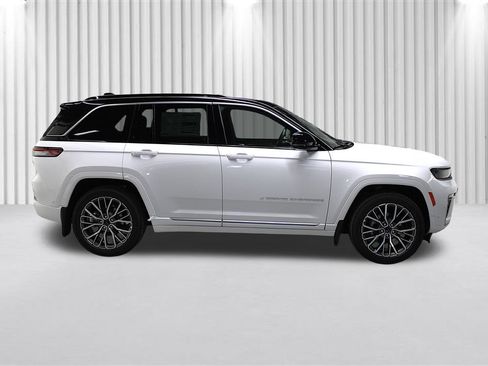 New 2026 Jeep Grand Cherokee Summit w/ MOPAR Finishing Package AWD/4WD image 2