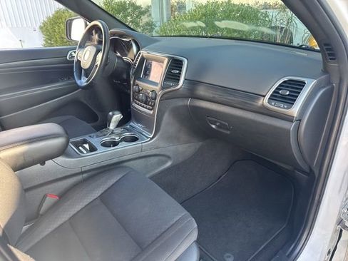 Used 2020 Jeep Grand Cherokee Laredo image 24