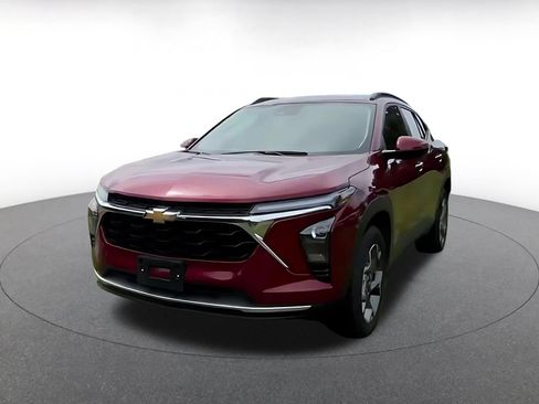 Used 2025 Chevrolet Trax LT FWD image 7