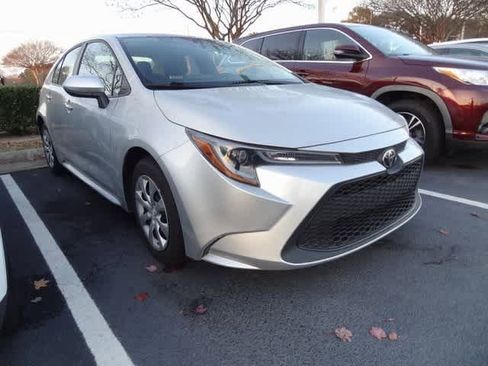 Used 2022 Toyota Corolla LE image 3