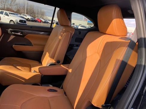 Used 2020 Toyota Highlander Platinum image 18