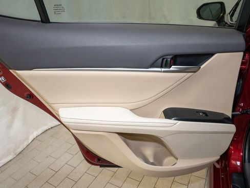 Used 2018 Toyota Camry XLE image 8