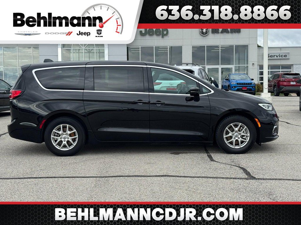 Used 2025 Chrysler Pacifica Select FWD image 1