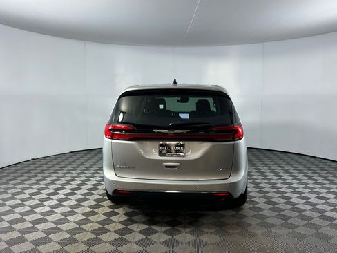 Used 2023 Chrysler Pacifica Touring-L w/ Uconnect Theater Family Group image 8
