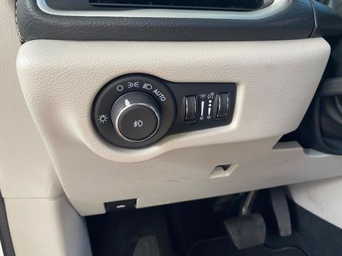 Used 2024 Chrysler Pacifica Limited FWD image 62