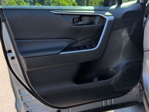 Used 2022 Toyota RAV4 LE FWD image 9