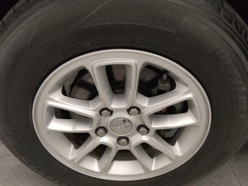 Used 2019 Jeep Grand Cherokee Laredo image 31