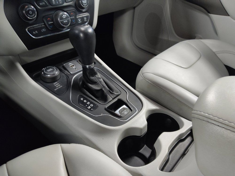 Used 2020 Jeep Cherokee Latitude Plus w/ Comfort/Convenience Group AWD/4WD image 26