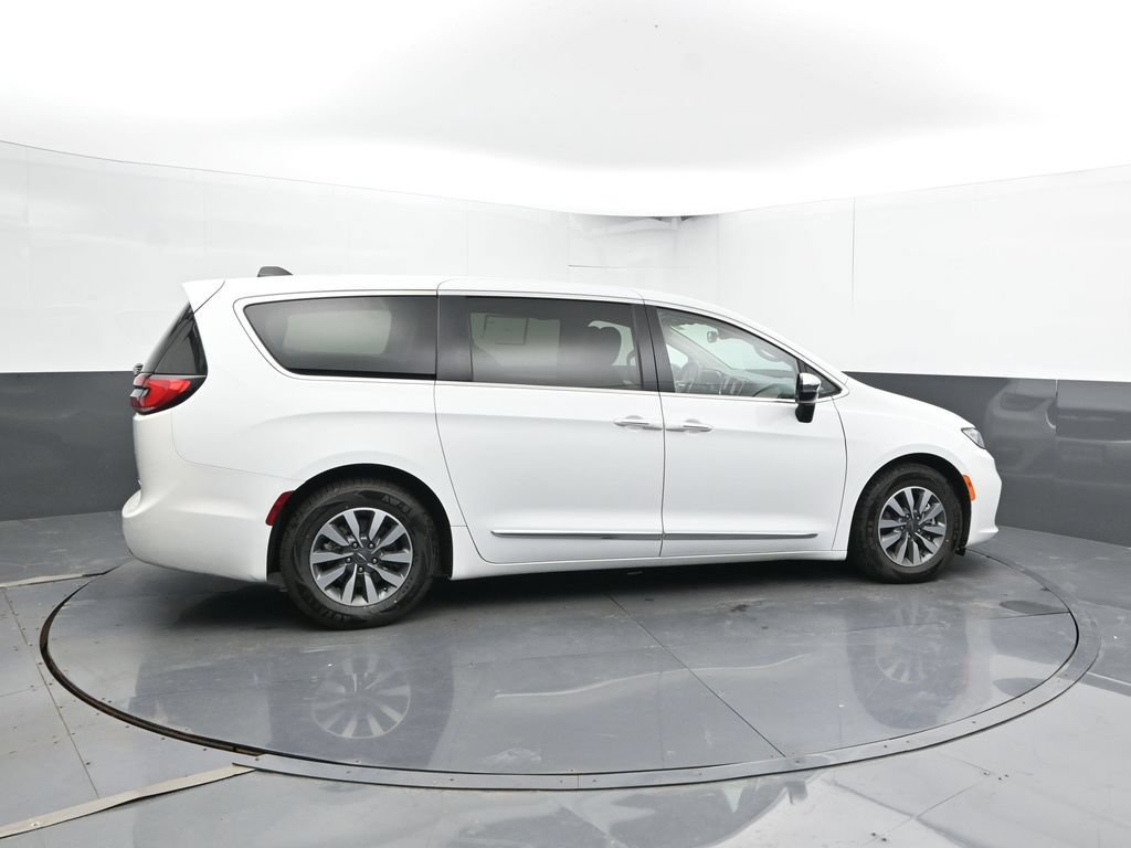 Used 2023 Chrysler Pacifica Limited FWD image 13