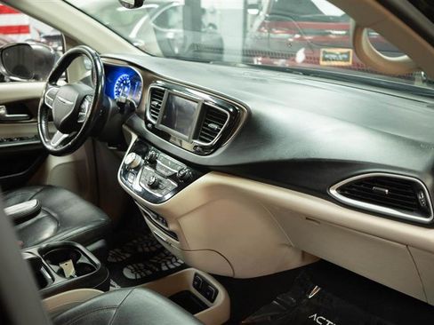 Used 2019 Chrysler Pacifica Touring-L image 15