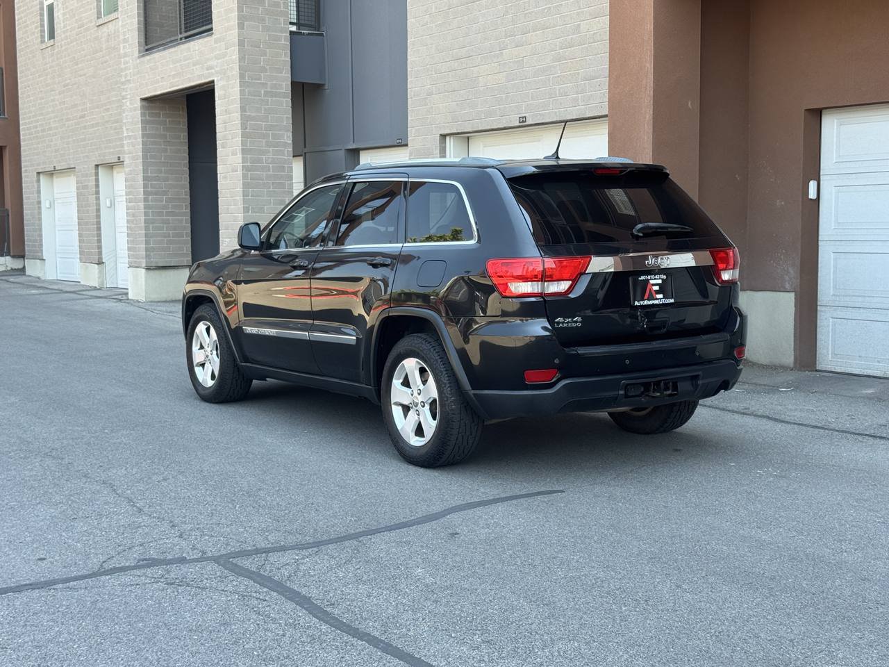 Used 2012 Jeep Grand Cherokee Laredo AWD/4WD image 3