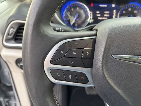 Used 2024 Chrysler Pacifica Touring-L FWD image 22