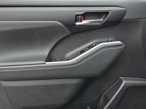 Certified 2024 Toyota Highlander XLE image 16