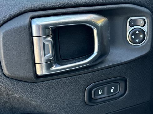 Used 2024 Jeep Wrangler Unlimited Sahara AWD/4WD image 13