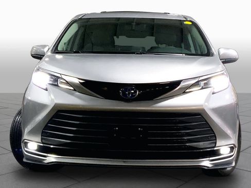 Used 2024 Toyota Sienna Limited AWD/4WD image 3