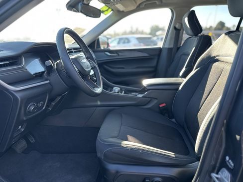 Used 2024 Jeep Grand Cherokee Laredo image 19