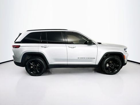 Used 2023 Jeep Grand Cherokee Altitude AWD/4WD image 10