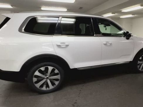 Used 2022 Kia Telluride EX w/ EX Premium Package FWD image 9