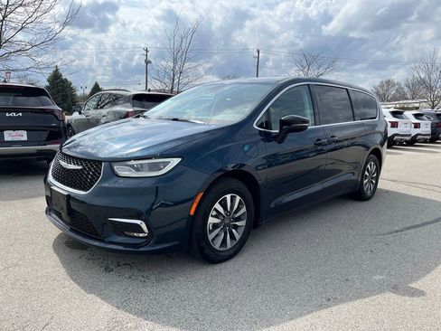 Used 2024 Chrysler Pacifica Select image 3