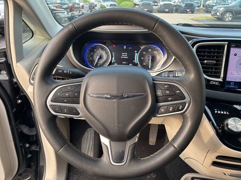 Used 2023 Chrysler Pacifica Touring-L FWD image 24