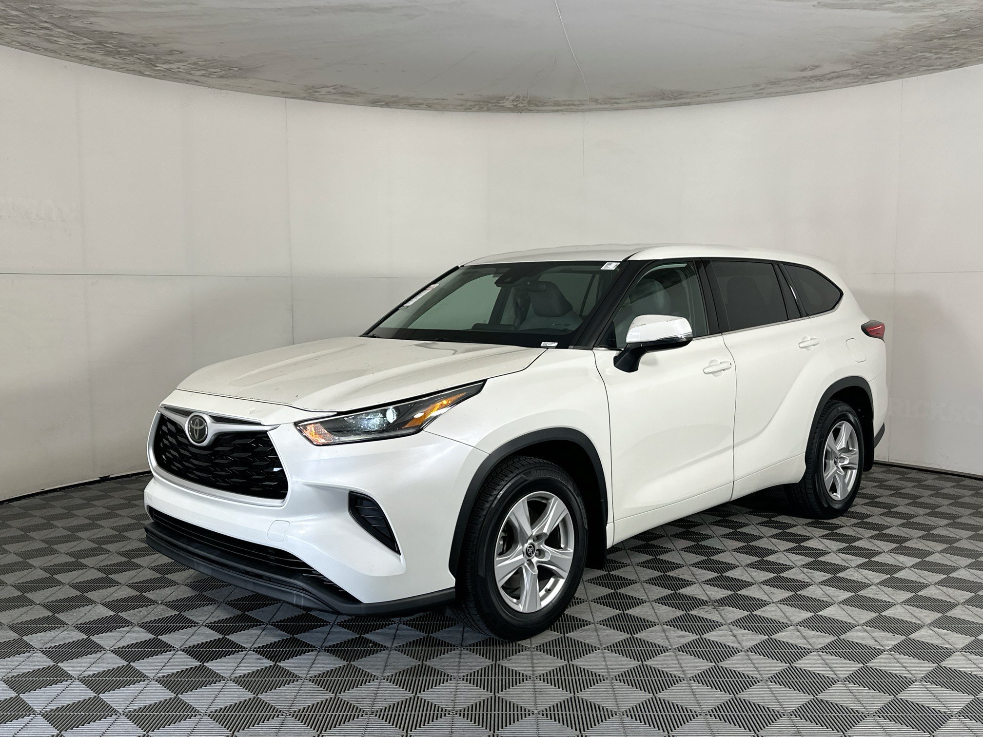 Used 2021 Toyota Highlander L AWD/4WD image 7