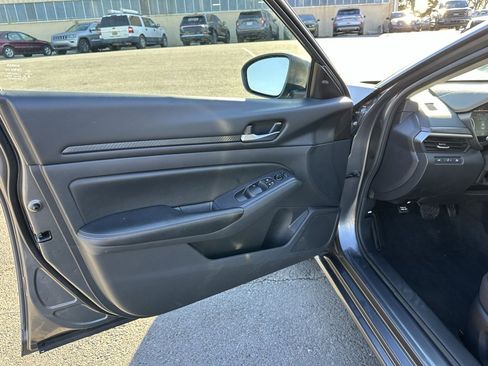 Used 2024 Nissan Altima 2.5 SV image 12