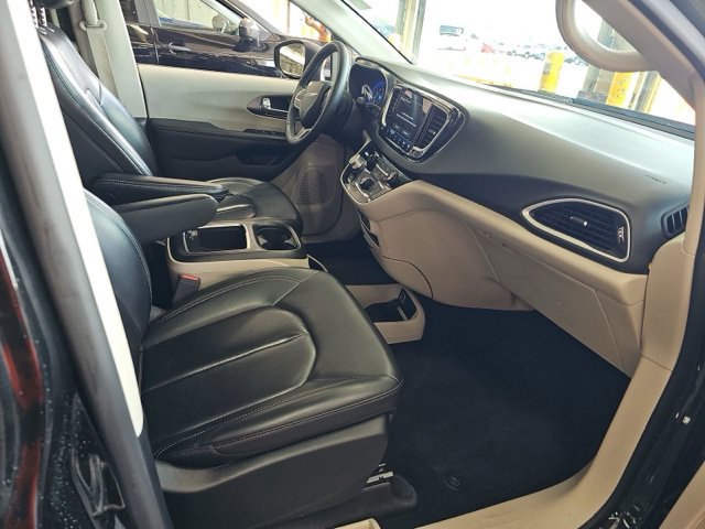 Used 2023 Chrysler Pacifica Touring-L FWD image 10