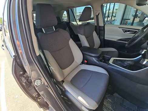 Used 2021 Toyota RAV4 XLE w/ Convenience Package FWD image 18