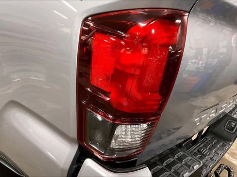 Used 2018 Toyota Tacoma TRD Sport w/ Technology Package image 26