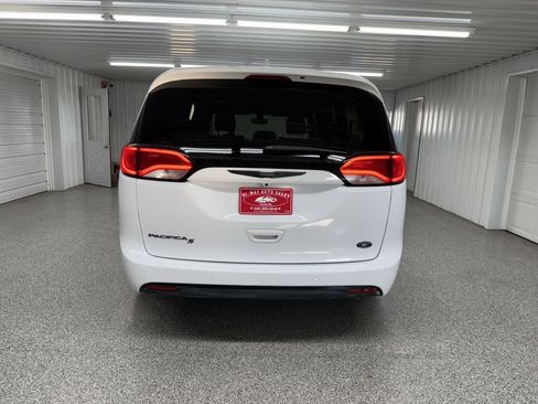 Used 2019 Chrysler Pacifica Touring-L Plus w/ S Appearance Package image 5