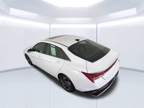 Used 2025 Hyundai Elantra SEL FWD image 35