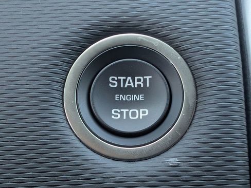 Used 2025 Land Rover Discovery Dynamic SE image 28