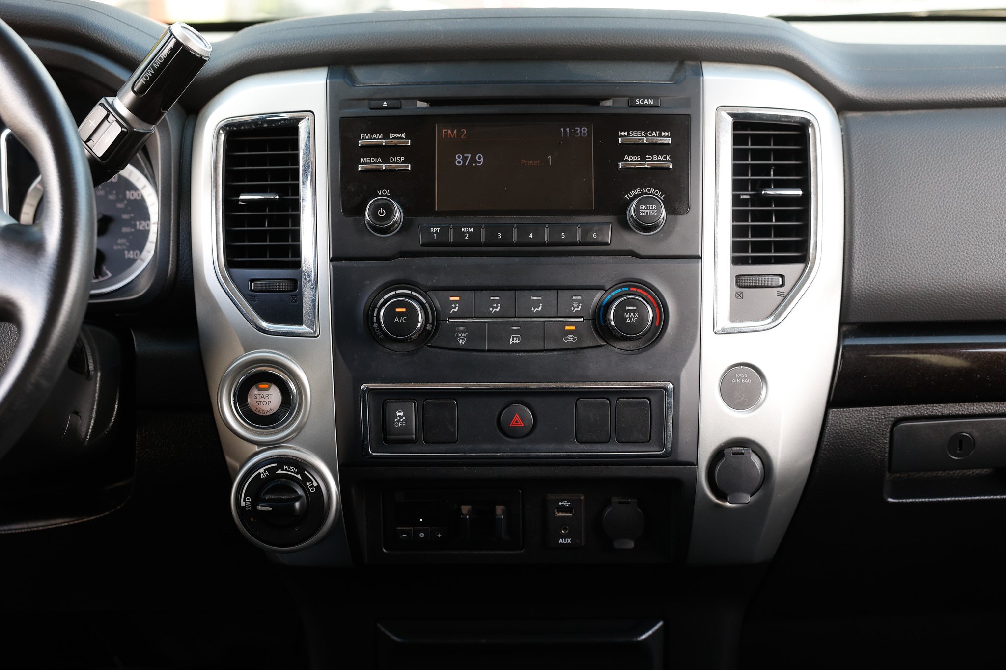 Used 2017 Nissan Titan SV AWD/4WD image 36