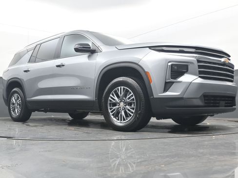 Used 2025 Chevrolet Traverse LT image 11