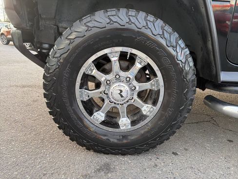 Used 2004 HUMMER H2 w/ Preferred Equipment Group image 2