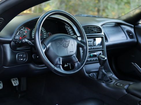 Used 2002 Chevrolet Corvette Coupe w/ Preferred Equipment Group2 image 9