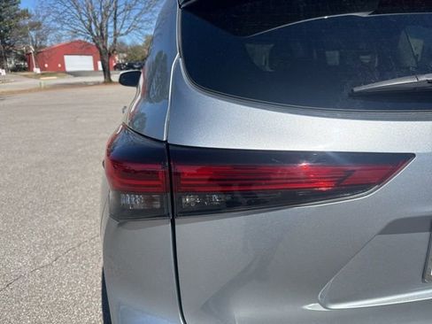 Used 2023 Toyota Highlander XLE image 10