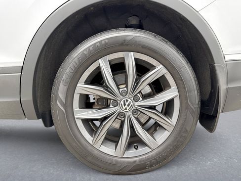 Used 2022 Volkswagen Tiguan SE w/ Panoramic Sunroof Package image 12