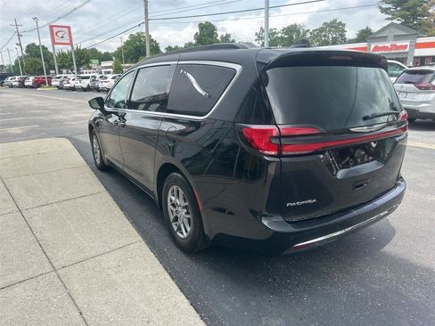 Used 2022 Chrysler Pacifica Touring FWD image 5