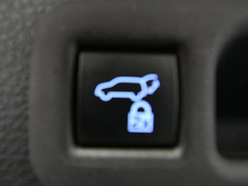 Used 2024 Toyota Sienna XLE FWD image 25