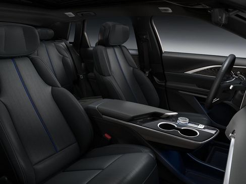 New 2026 Cadillac Lyriq Premium Sport w/ LPO, Floor Liner Package AWD/4WD image 33