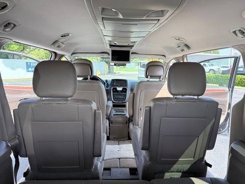 Used 2015 Chrysler Town & Country Touring FWD image 17