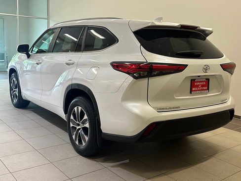 Used 2023 Toyota Highlander XLE AWD/4WD image 4
