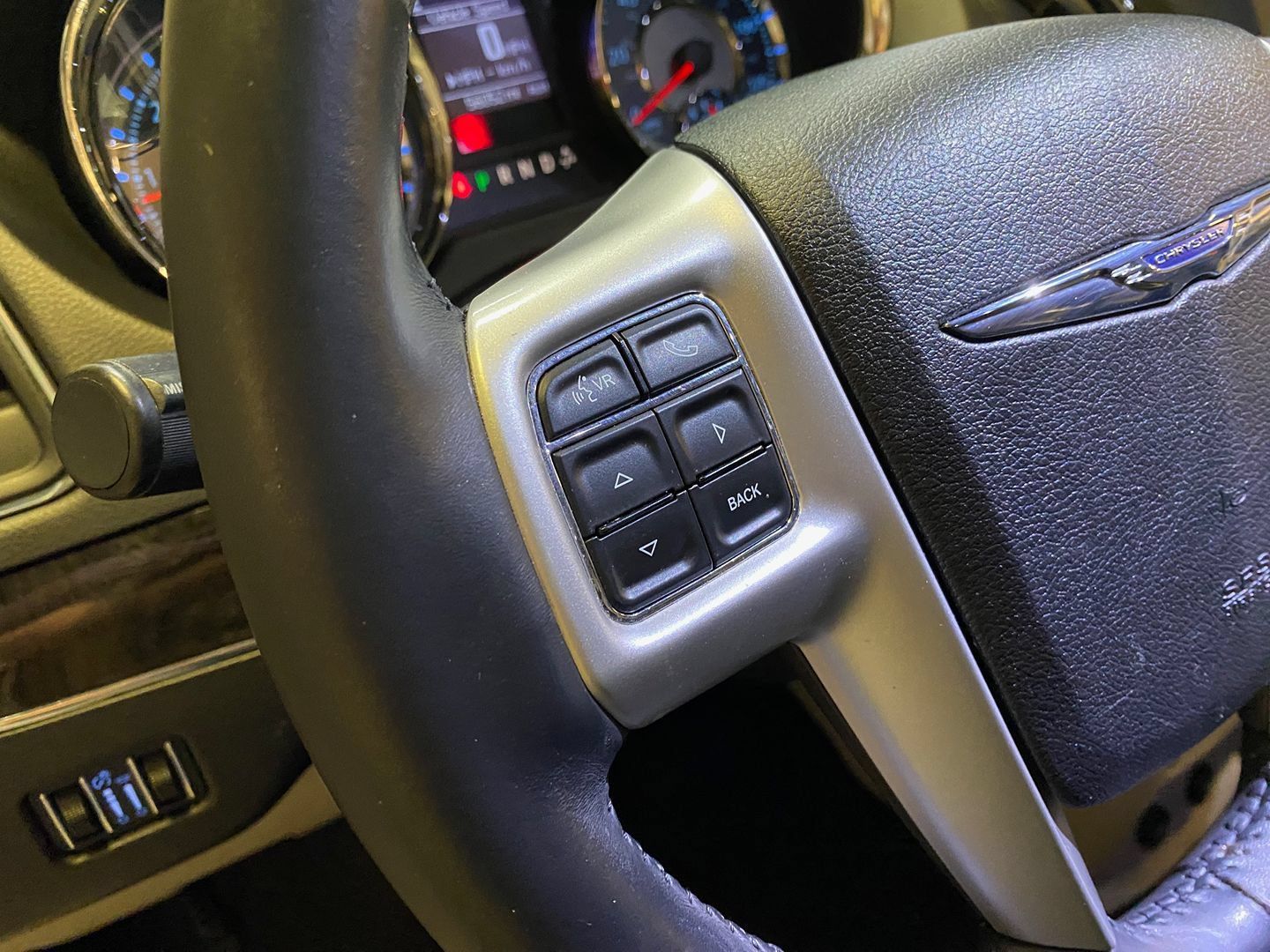 Used 2016 Chrysler Town & Country Touring FWD image 16
