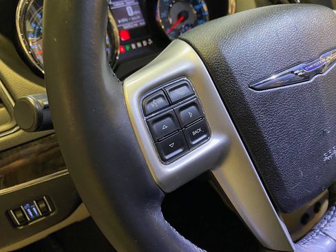 Used 2016 Chrysler Town & Country Touring FWD image 16
