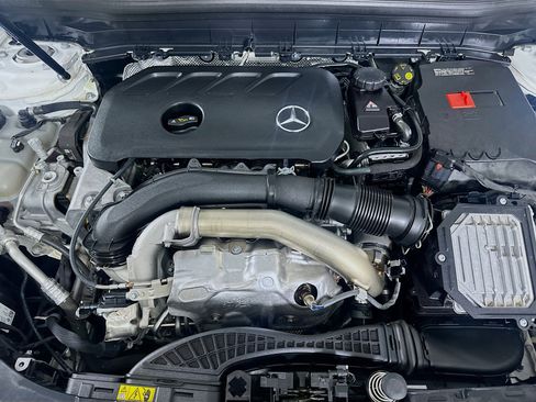 Used 2025 Mercedes-Benz GLB 250 4MATIC image 33