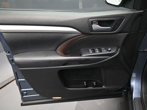 Used 2018 Toyota Highlander XLE image 4